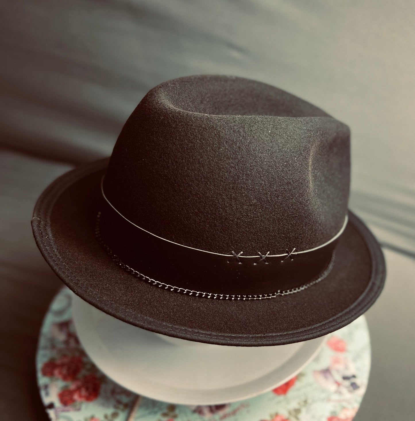 Luxury men's classic fedora in black felt with decorative chain and stitching detail